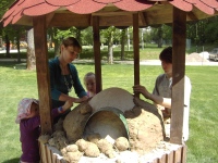 Interessierte Besucher der OÖ Landesgartenschau, Botanica, in Bad Schallerbach, beim Bau des Brotbackofen beim Kinderbauernhof