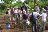Bernhard Gruber stellt einer Reisegruppe die Wirtschaftsweise der Kleinbauern am Kilimanjaro vor