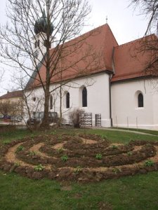 Das essbare Labyrinth vor der alten Neuhofener Pfarrkirche